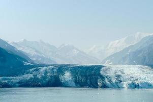 glaciar hubbard ubicado en el este de alaska y parte de yukon, canadá, y lleva el nombre de gardiner hubbard. foto