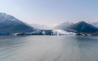 glaciar hubbard ubicado en el este de alaska y parte de yukon, canadá, y lleva el nombre de gardiner hubbard. foto