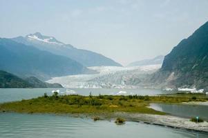 glaciar y lago mendenhall en juneau, alaska. foto