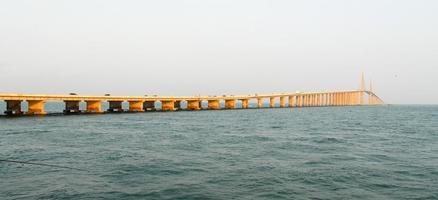 puente skyway sol - bahía de tampa, florida foto