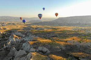 globos aerostáticos sobre capadocia, anatolia central, turquía foto