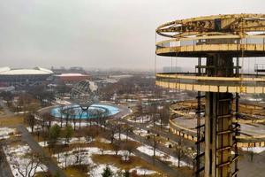 queens, nueva york - 10 de marzo de 2019 - el pabellón del estado de nueva york, un remanente de la feria mundial de 1964 ubicada en el parque flushing meadows-corona foto