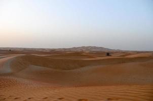 puesta de sol en dubai, emiratos árabes unidos en un safari por el desierto. foto