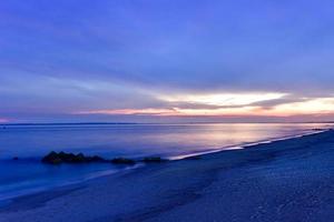 espectacular puesta de sol en la playa de coney island en brooklyn, nueva york. foto