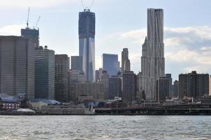 el horizonte del centro de la ciudad de nueva york desde brooklyn. foto