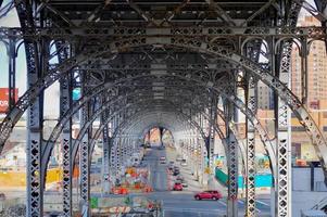 parte inferior de vías de tren elevadas en el lado oeste superior de manhattan en la ciudad de nueva york. foto