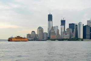 ferry de staten island cruzando el horizonte de la ciudad de nueva york desde la isla del gobernador. foto