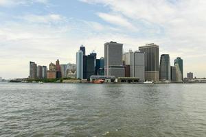 horizonte de la ciudad de nueva york desde la isla del gobernador. foto