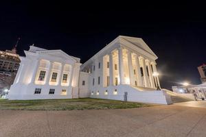 el capitolio del estado de virginia en la noche. diseñado por thomas jefferson, quien se inspiró en la arquitectura griega y romana en richmond, virginia. foto