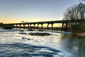 james river park junto a la pasarela del oleoducto en richmond, virginia, estados unidos foto