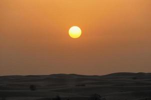 puesta de sol en dubai, emiratos árabes unidos en un safari por el desierto. foto