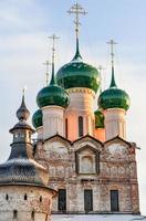 iglesia ortodoxa rusa de rostov, en el kremlin, a lo largo del anillo dorado en las afueras de moscú. foto