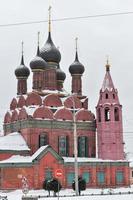 iglesia de la epifanía en yaroslavl en el anillo dorado de rusia en invierno. foto