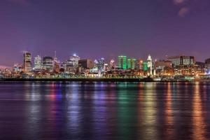 horizonte de montreal en la noche foto