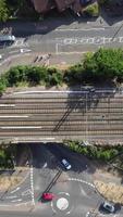 vista aérea da cidade britânica e trilhos de trem video