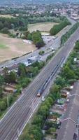 vista aérea da cidade britânica e trilhos de trem video