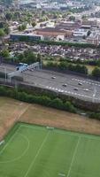 vista de ángulo alto de casas residenciales británicas en la ciudad de luton de inglaterra reino unido video