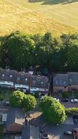 vista de alto ângulo de residências britânicas na cidade de luton, na inglaterra, reino unido video