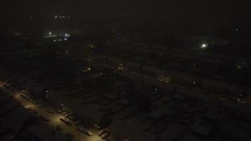 hög vinkel se av snö täckt norr lutons landskap och stadsbild, antenn antal fot av nordlig luton stad av England Storbritannien efter snö falla. de 1:a snö falla av detta vinter- av 2022 video