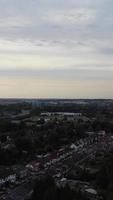 vista de ángulo alto de casas residenciales británicas en la ciudad de luton de inglaterra reino unido video