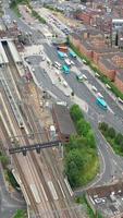 imagens aéreas de trilhos de trem passando pela cidade video