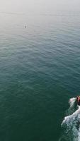 aereo metraggio di Britannico sabbioso spiaggia e oceano. verticale e ritratto stile 4k metraggio di bournemouth spiaggia con di droni telecamera durante tramonto video