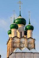 iglesia ortodoxa rusa de rostov, en el kremlin, a lo largo del anillo dorado en las afueras de moscú. foto