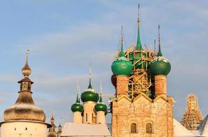 iglesia ortodoxa rusa de rostov, en el kremlin, a lo largo del anillo dorado en las afueras de moscú. foto