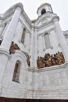 iglesia ortodoxa de cristo salvador en moscú, rusia durante el invierno foto