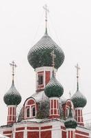 la iglesia de alexander nevsky y la catedral de vladimir en pereslavl-zalesskiy, región de yaroslavl, rusia foto