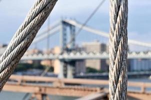 vista del horizonte de nueva york y el puente de manhattan desde el puente de brooklyn en el verano. foto