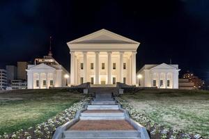 el capitolio del estado de virginia en la noche. diseñado por thomas jefferson, quien se inspiró en la arquitectura griega y romana en richmond, virginia. foto