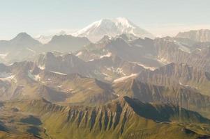 vista aérea de los glaciares en el parque nacional denali, alaska foto