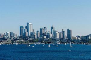 horizonte de la ciudad de seattle desde el parque de obras de gas en seattle, washington. foto