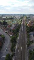 vista aérea de la ciudad británica y las vías del tren video