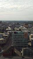 vista de ángulo alto de casas residenciales británicas en la ciudad de luton de inglaterra reino unido video