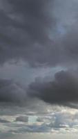 imagens de alto ângulo mais bonitas de nuvens de inverno sobre a cidade britânica da inglaterra video