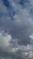 las imágenes en ángulo alto más bellas de las nubes de invierno sobre la ciudad británica de inglaterra video