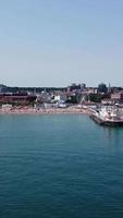 antenn antal fot av brittiskt sandig strand och hav. vertikal och porträtt stil 4k antal fot av Bournemouth strand med drönare kamera under solnedgång video