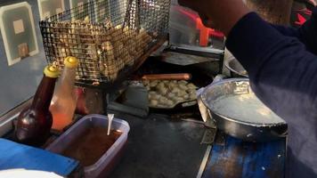 indonesiano strada cibo - batago avvolto nel plastica. video