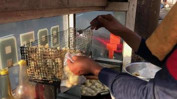 Indonesisch straat voedsel - batagor verpakt in plastic. video