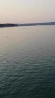 aereo metraggio di Britannico sabbioso spiaggia e oceano. verticale e ritratto stile 4k metraggio di bournemouth spiaggia con di droni telecamera durante tramonto video