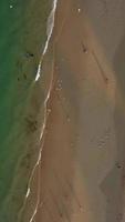 antenn antal fot av brittiskt sandig strand och hav. vertikal och porträtt stil 4k antal fot av Bournemouth strand med drönare kamera under solnedgång video