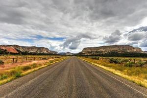 formaciones rocosas a lo largo de la carretera del cañón johnson en utah, estados unidos. foto