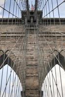 arcos góticos del puente de brooklyn. foto