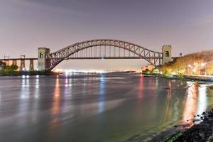 Puente Hell Gate en la noche, en Astoria, Queens, Nueva York. foto