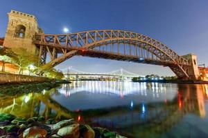 Hell Gate Bridge y Triboro Bridge en la noche, en Astoria, Queens, Nueva York. foto