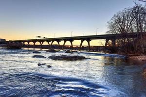 james river park junto a la pasarela del oleoducto en richmond, virginia, estados unidos foto