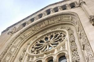 temple emanu-el fue la primera congregación judía reformada en la ciudad de nueva york y, debido a su tamaño y prominencia, ha servido como una congregación emblemática en la rama reformada del judaísmo. foto