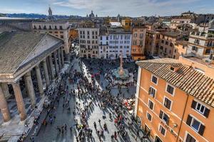 roma, italia - 25 de marzo de 2018 - vista aérea de la antigua iglesia del panteón en roma, italia. foto